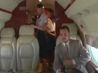 Zmysłowy stewardesses ssać ich clients ciężko putz na the plane