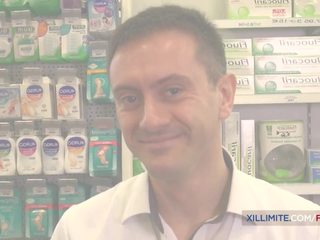 Френски брюнетка прецака в на pharmacy