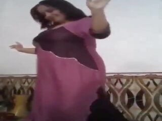 Vecs sieviete resnas arābu pakaļa dejošas