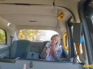 Padirbtas taksi blondinė vyresnis ponia dulkinimasis a taksi vairuotojas sunkus ir greitai