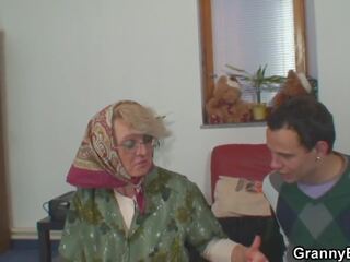 Lonely 60 ani vechi bunicuta pleases o străin