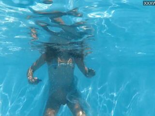 Berenang kolam dalam air telanjang femme fatale bonnie dolce