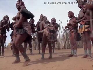 Африканки himba жени танц и люлка техен saggy цици около