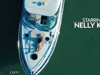 Nelly kent derrière affectueux sur une bateau -21naturals