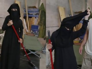 Chuyến du lịch của lợi phẩm - muslim người phụ nữ sweeping sàn được noticed qua nóng đến trot mỹ lính
