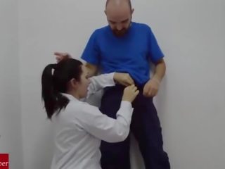 Një i ri infermiere sucks the hospital´s njeri duarartë kokosh dhe recorded it.raf070