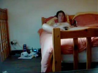 Skrite kamera ulov moj poraščeni mama s prstom na postelja